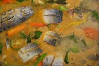 Langkah Mudah untuk Menyiapkan Ikan Tongkol Asam Pedas, Lezat
