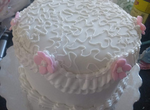 Una foto de Torta de fondant relleno de mousse de coco