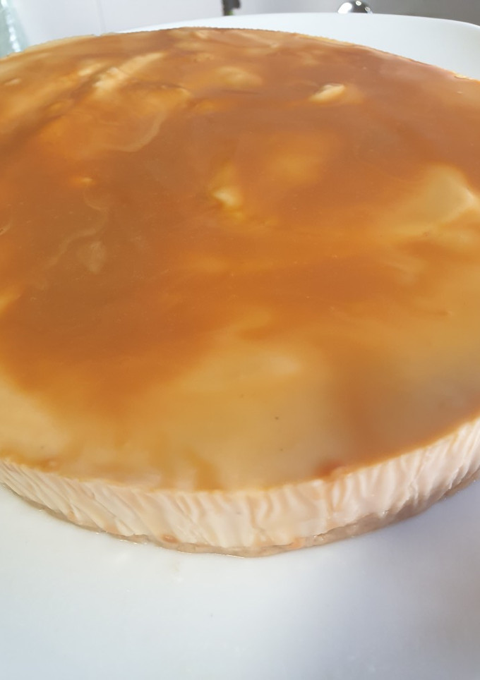 Una foto de Tarta de turrón semifría sin horno y sin huevo