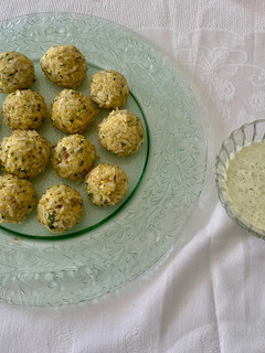 Una foto de Bolitas de arroz y lubina con salsa de yogur