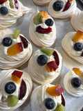 Mini pavlovas navideñas con dulce de leche, crema y frutas
