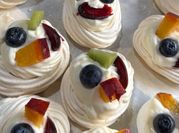 Una foto de tortas de cerezas y merengue