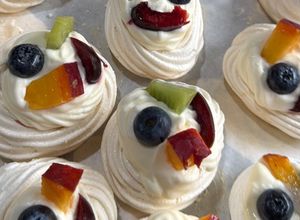 Una foto de Mini pavlovas navideñas con dulce de leche, crema y frutas
