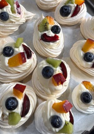 Una foto de Mini pavlovas navideñas con dulce de leche, crema y frutas