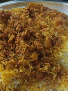 صورة لوصفة رز مع مكعبات لحم وبطاطا