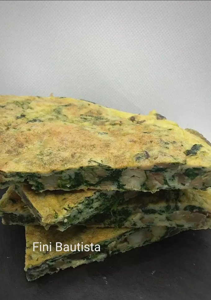 Una foto de Tortilla de espinacas gambas y champiñones