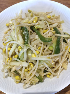 A picture of Beansprout with Yellow Chives.