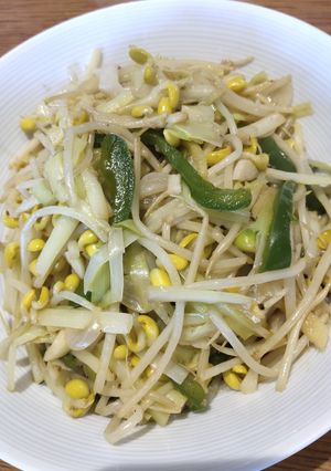 A picture of Beansprout with Yellow Chives.