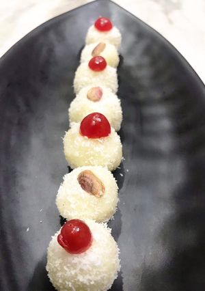 A picture of Coconut ladoo.