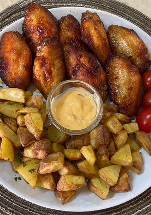 รูปของ ปีกไก่สไปซี่กับมันฝรั่งอบ 🥔