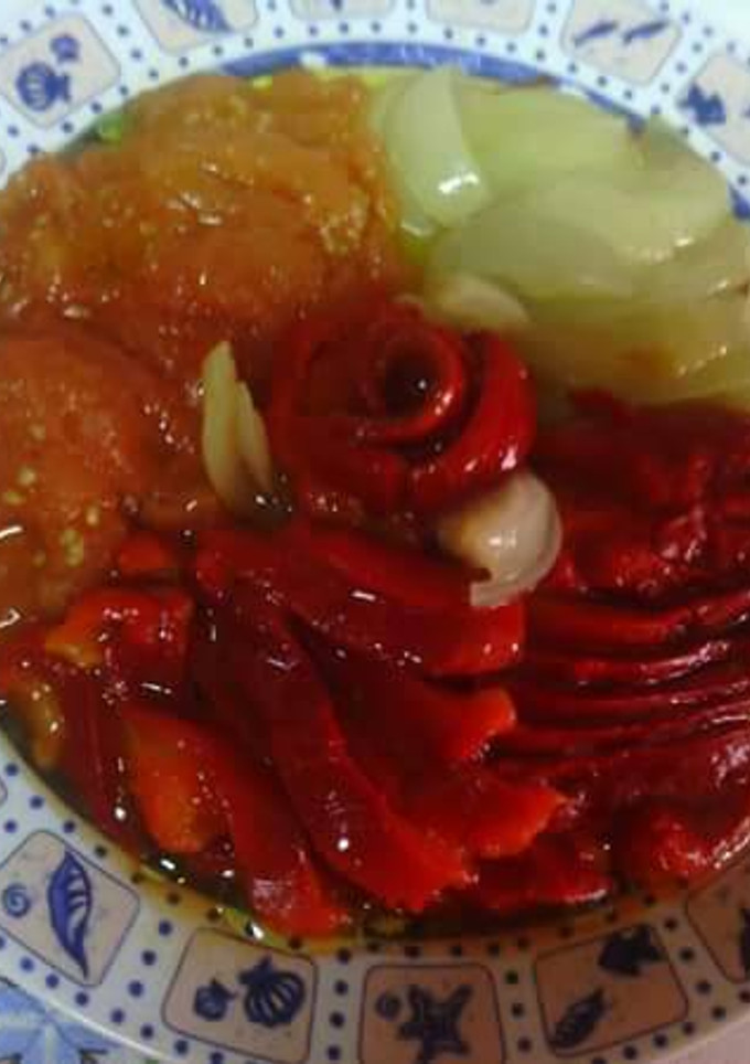 Una foto de Ensalada de pimiento, tomate y cebolla asados