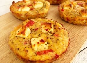Une photo de Quichettes de polenta, poivrons, et feta