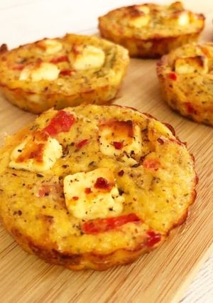 Une photo de Quichettes de polenta, poivrons, et feta