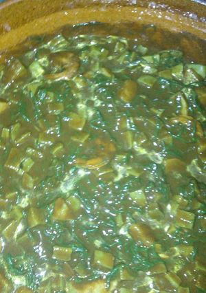 Una foto de Romeritos con mole almendrado