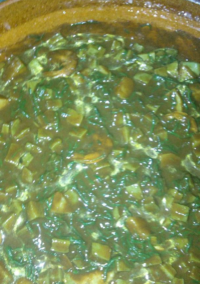 Una foto de Romeritos con mole almendrado