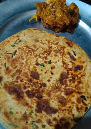बथुआ पराठा (bathua Paratha recipe in hindi) रेसिपी मुख्य फोटो