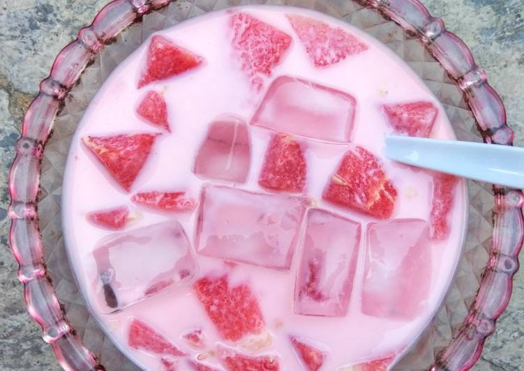 Langkah Mudah untuk Menyiapkan Es susu semangka yang Menggugah Selera