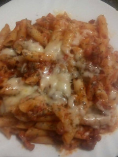 Una foto de Macarrones con adobo salchichón fresco y beicon albahaca gratinado