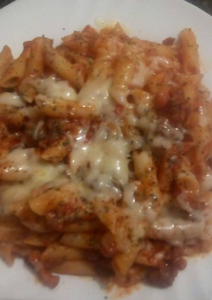 Una foto de Macarrones con adobo salchichón fresco y beicon albahaca gratinado 