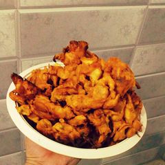 A picture of Potatoes and onion pakode.