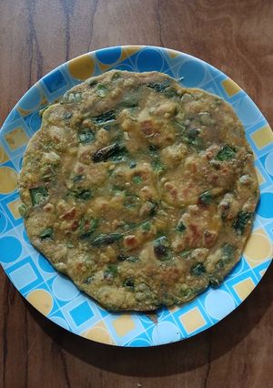 A picture of Spring onion & Methi masala paratha.