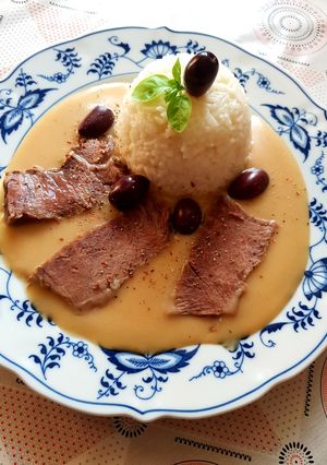 O poză a rețetei Carne de vită cu sos și garnitură de orez.