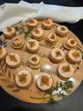 Bouchées de mousse de saumon fumé sur blinis