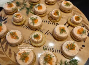 Une photo de Bouchées de mousse de saumon fumé sur blinis