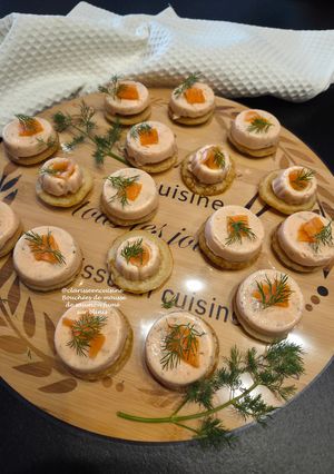 Une photo de Bouchées de mousse de saumon fumé sur blinis