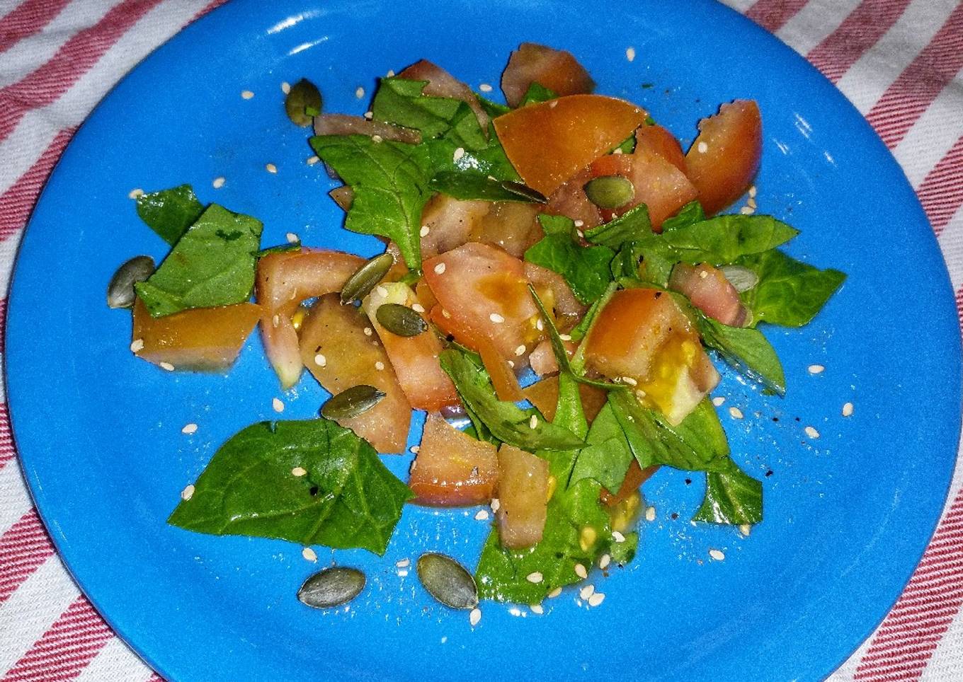 Ensalada de tomate y espinacas
