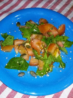 Una foto de Ensalada de tomate y espinacas