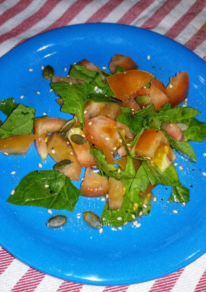 Una foto de Ensalada de tomate y espinacas