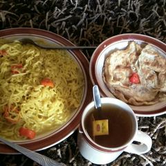 A picture of Indomie with egg and tea.