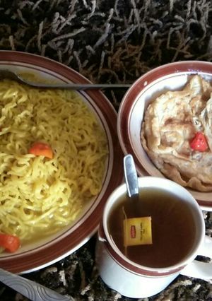 A picture of Indomie with egg and tea.