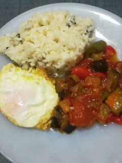 Una foto de Pisto con arroz y huevo frito con "puntilla"