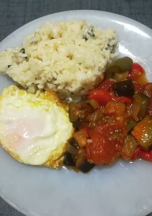Una foto de Pisto con arroz y huevo frito con "puntilla"