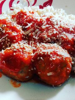 Una foto de Albóndigas Vegetarianas con salsa de tomate y arroz yamaní