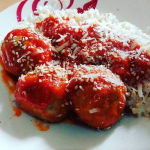 Albóndigas Vegetarianas con salsa de tomate y arroz yamaní