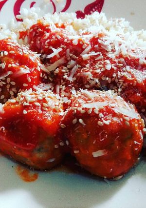 Una foto de Albóndigas Vegetarianas con salsa de tomate y arroz yamaní