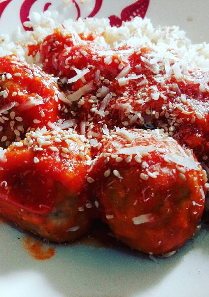 Una foto de Albóndigas Vegetarianas con salsa de tomate y arroz yamaní
