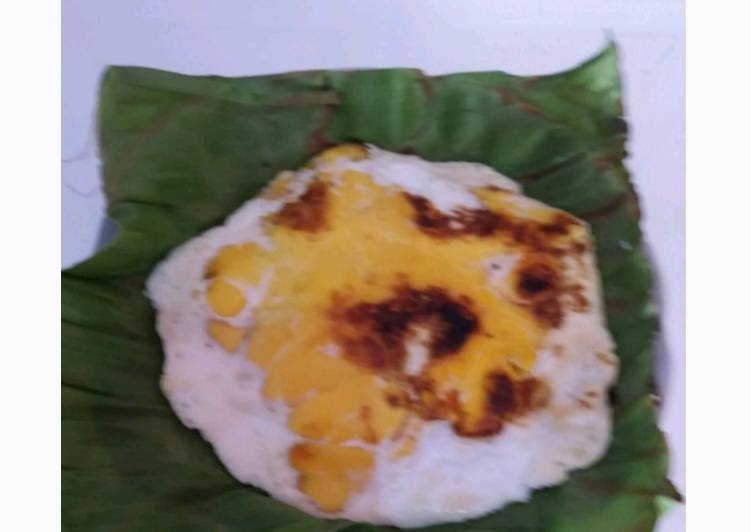 Telur goreng tanpa minyak aroma bakar daun pisang