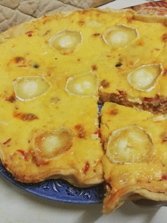 Una foto de Quiche de pisto con chorizo y piquillos 🍆🍅🧀