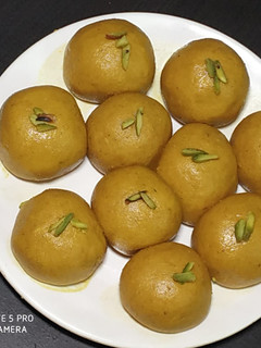 A picture of Besan ke laddu.