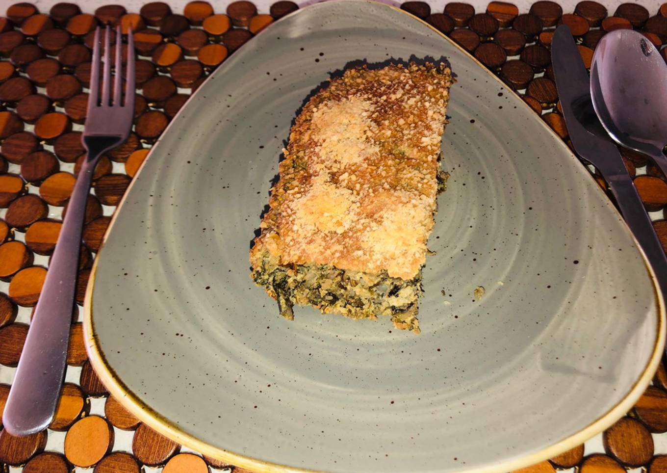 Pastel de arroz salvaje con carne y hojas de betarraga