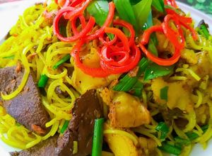 Hình của món Bún nghệ xào lòng.