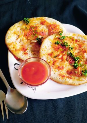 ઓનિયન ઉત્તપમ (Onion Uttpam Recipe In Gujarati) રેસીપી મુખ્ય ફોટો