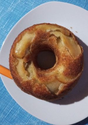 Una foto de Budín de banana con láminas de manzana