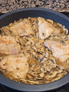 Una foto de Pollo con champiñones