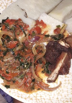 A picture of White yam and sauce.