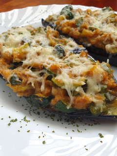 Una foto de Berenjenas rellenas de verduras y atún
